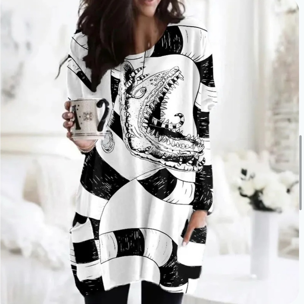 White Halloween Horror Sandworm Print Tunic 4xl (equivalent to L or XL to be wor